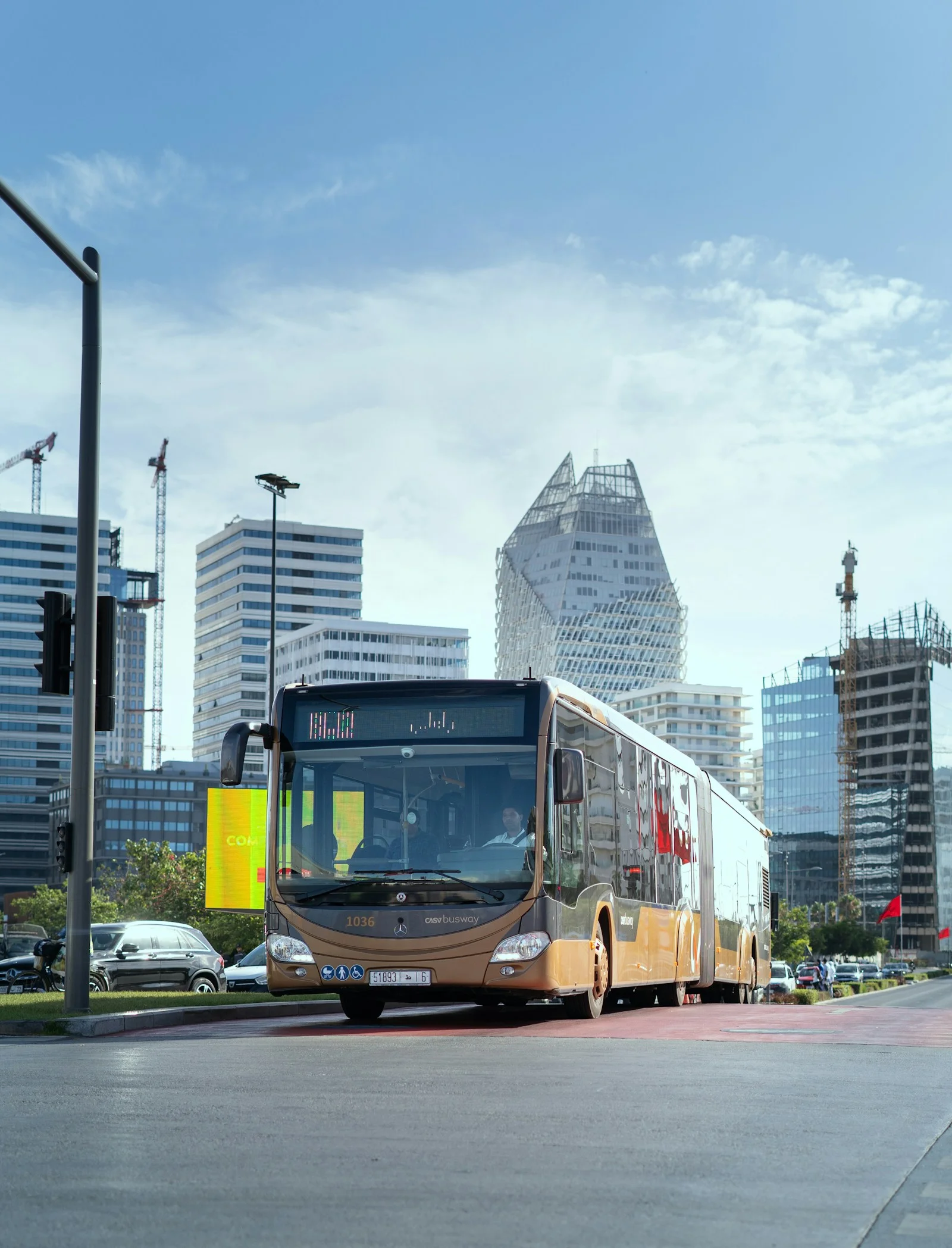 Bus et immeubles à Anfa, Casablanca — photo d’illustration ; ne représente ni Faouzi Annajah ni un site NamX.